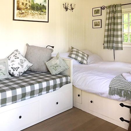 Beautiful Shepherd'S Hut - Lois Weedon Weston  Eksteriør bilde