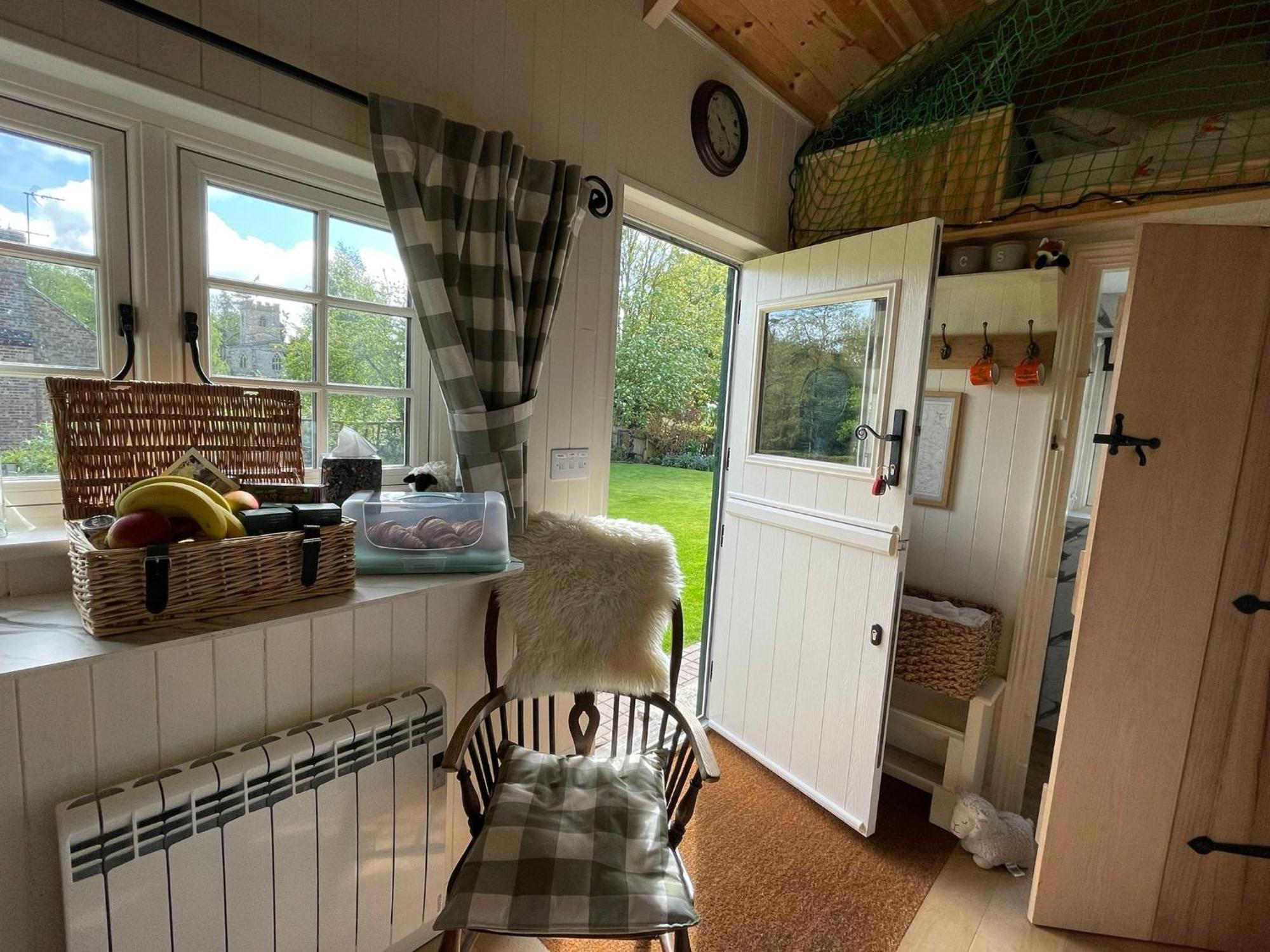 Beautiful Shepherd'S Hut - Lois Weedon Weston  Eksteriør bilde