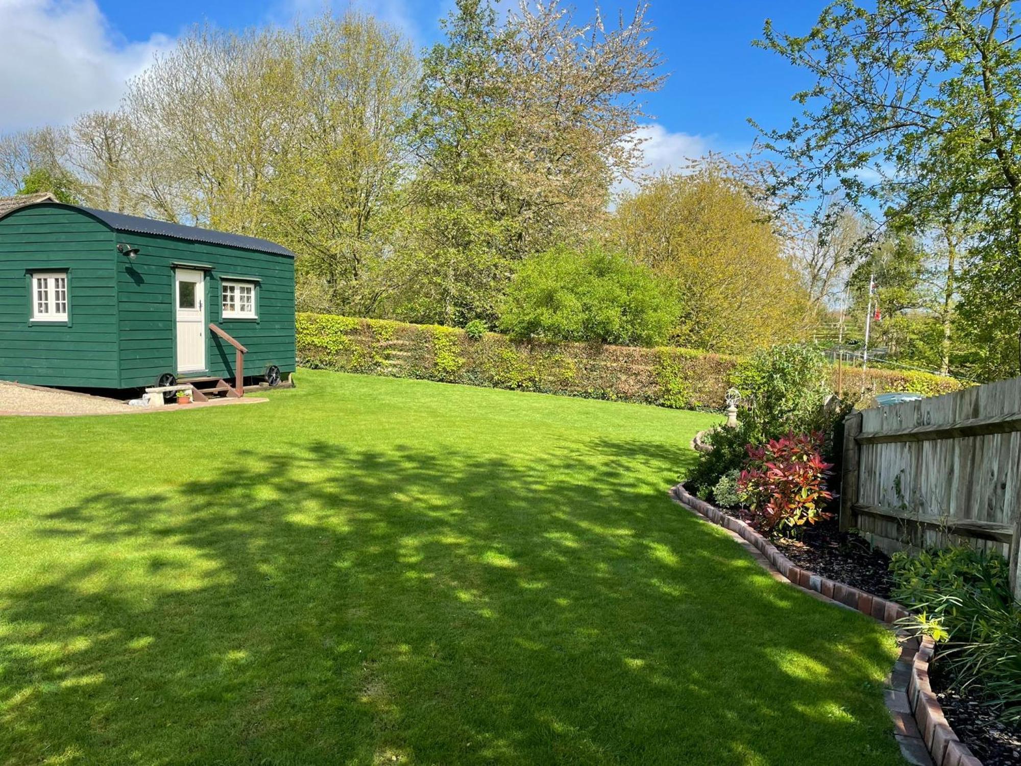 Beautiful Shepherd'S Hut - Lois Weedon Weston  Eksteriør bilde
