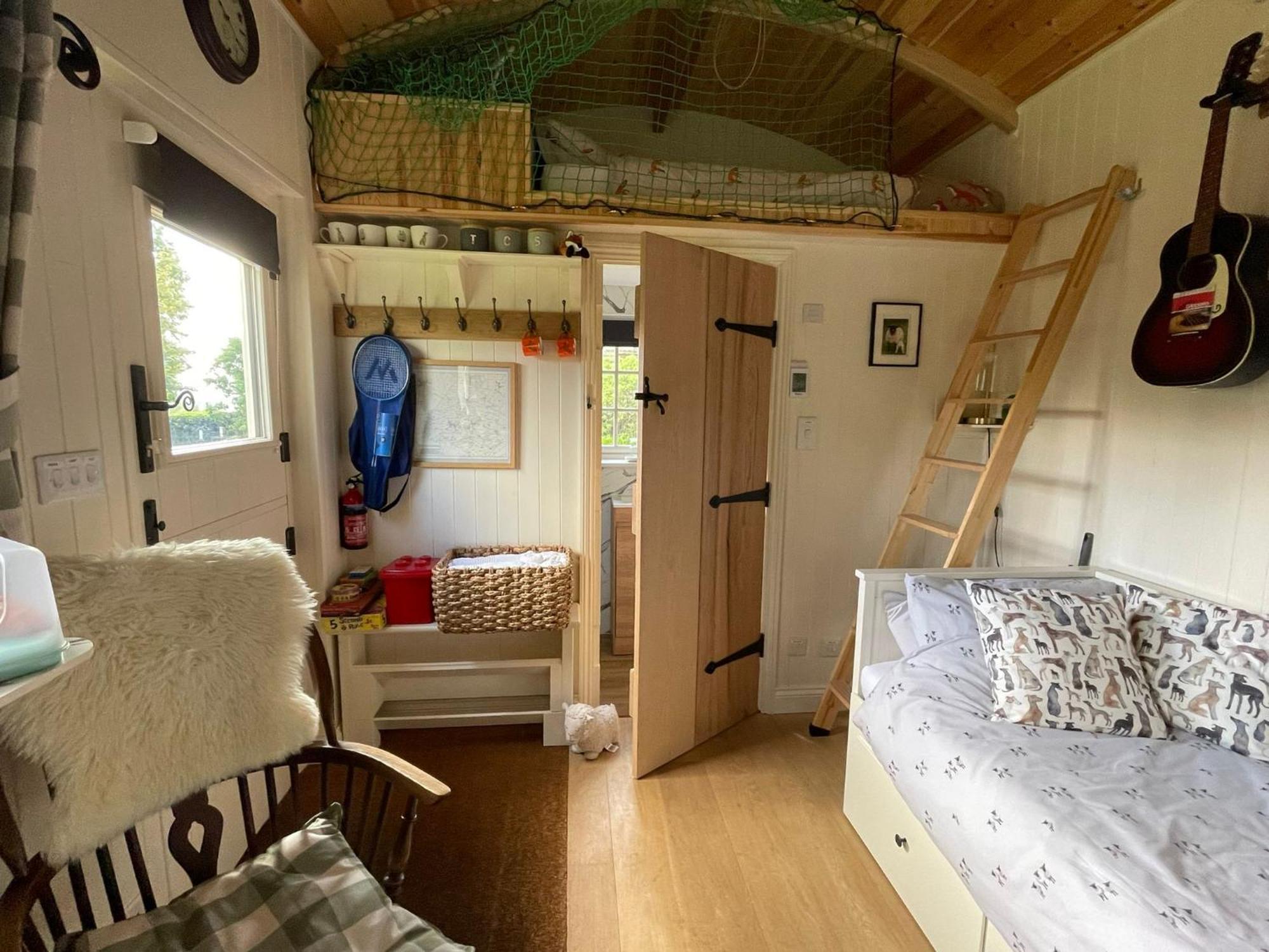 Beautiful Shepherd'S Hut - Lois Weedon Weston  Eksteriør bilde